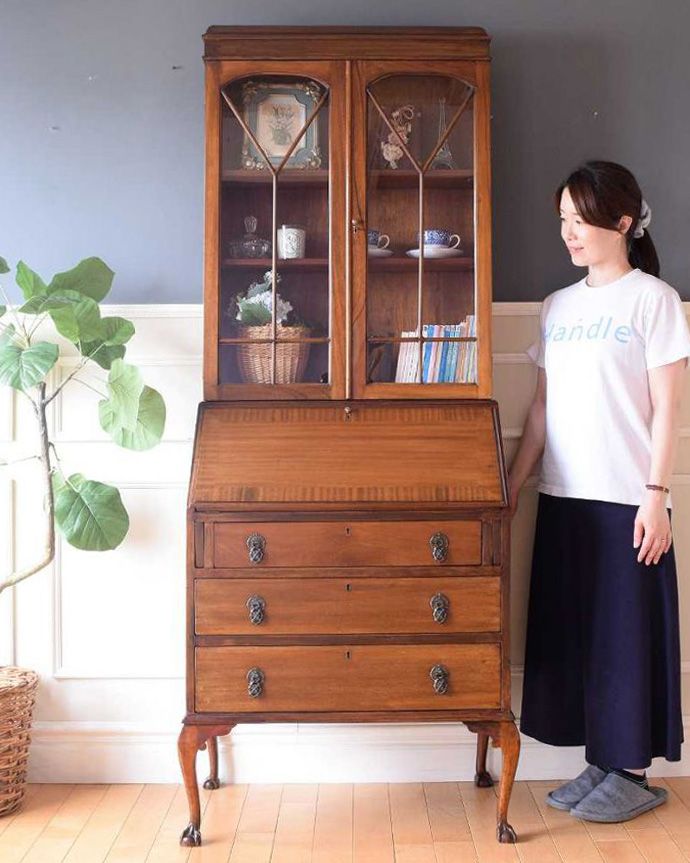 ビューロー　アンティーク家具　英国のアンティーク収納家具、クロウ＆ボウルの気品溢れるビューローブックケース。1つで3役こなしちゃう贅沢な家具見た目はガラスキャビネットなのに、デスクとチェストの機能も備えたビューローブックケース。(k-2195-f)