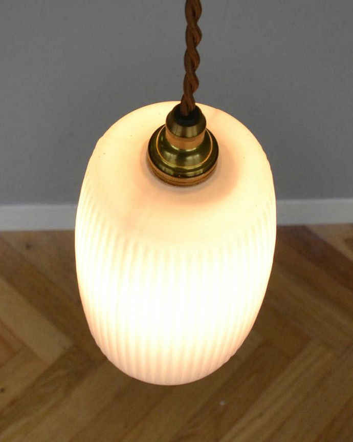ペンダントライト　照明・ライティング　洗練されたデザイン、アンティークのペンダントライト（コード・シャンデリア電球・ギャラリーなし）。。(k-2195-z)