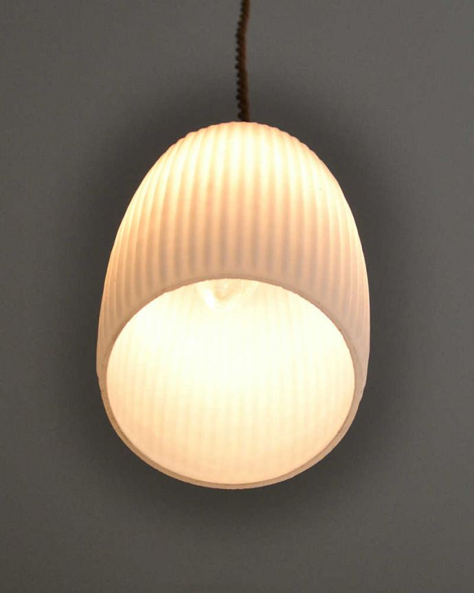 ペンダントライト　照明・ライティング　洗練されたデザイン、アンティークのペンダントライト（コード・シャンデリア電球・ギャラリーなし）。。(k-2195-z)