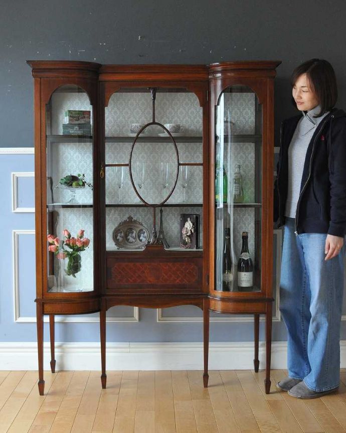 アンティークのキャビネット アンティーク家具 英国アンティークらしい優雅な佇まい、美しい装飾入りのパーラーキャビネット。眺めているだけで幸せ・・・芸術的に美しいディスプレイキャビネットは、置くだけで周りの空気を変えてくれます。(k-2196-f)