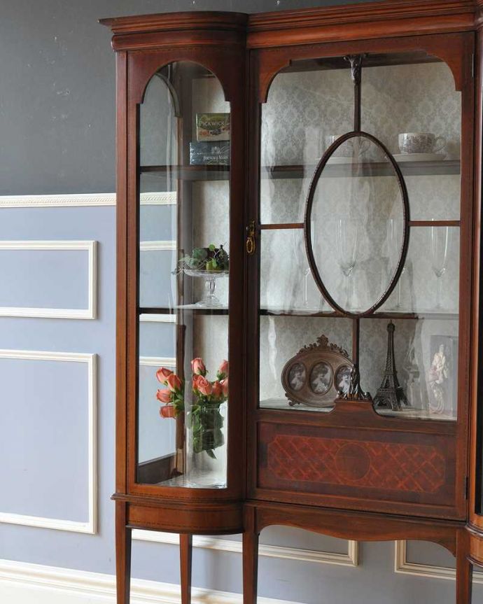 アンティークのキャビネット アンティーク家具 英国アンティークらしい優雅な佇まい、美しい装飾入りのパーラーキャビネット。扉に描かれた模様の美しさアンティークのガラスを通して中に入っているものを見ると、なんだかちょっと高級に見えるんです。(k-2196-f)