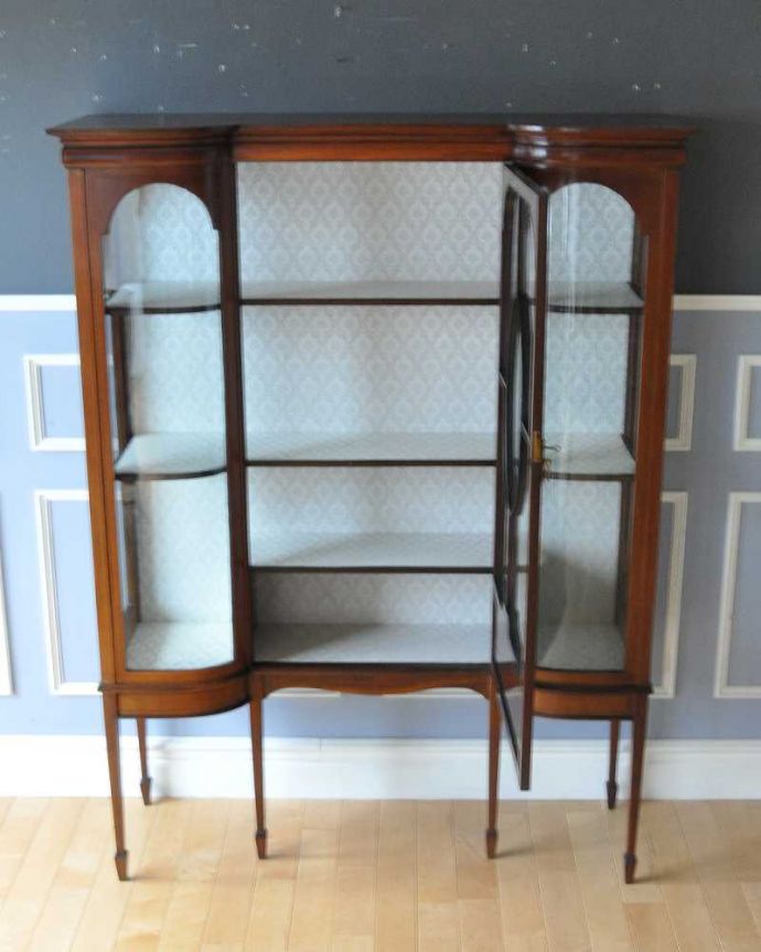 アンティークのキャビネット アンティーク家具 英国アンティークらしい優雅な佇まい、美しい装飾入りのパーラーキャビネット。扉を開けてみると・・・棚板と背板に貼ってあるクロスは修復の時、新しいものに張り替えました。(k-2196-f)