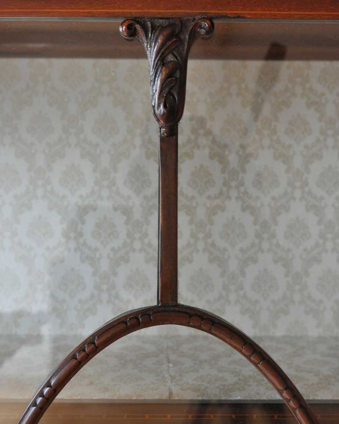 アンティークのキャビネット アンティーク家具 英国アンティークらしい優雅な佇まい、美しい装飾入りのパーラーキャビネット。いろんな場所にこだわり彫のデザインもいろいろです。(k-2196-f)