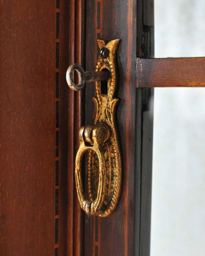 アンティークのキャビネット アンティーク家具 英国アンティークらしい優雅な佇まい、美しい装飾入りのパーラーキャビネット。開ける度にワクワク取っ手もアンティークらしいデザイン。(k-2196-f)