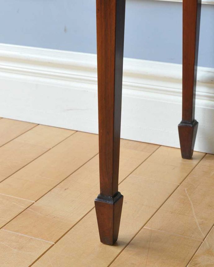 アンティークのキャビネット アンティーク家具 英国アンティークらしい優雅な佇まい、美しい装飾入りのパーラーキャビネット。女性1人でラクラク運べちゃうんですHandleのアンティークは、脚の裏にフェルトキーパーをお付けしています。(k-2196-f)