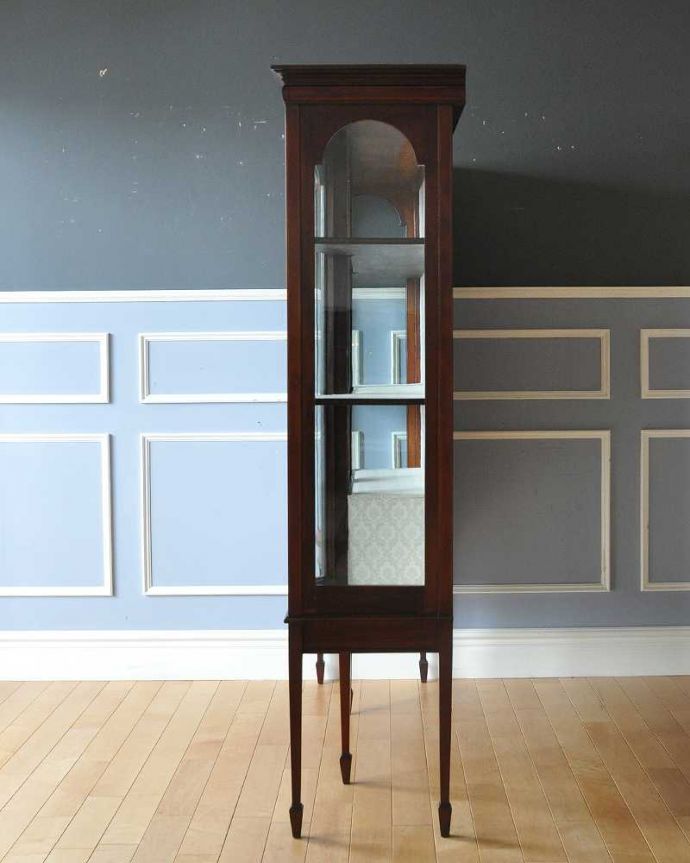 アンティークのキャビネット アンティーク家具 英国アンティークらしい優雅な佇まい、美しい装飾入りのパーラーキャビネット。横から見ても素敵なんですガラスキャビネットはどこから見ても美しい!いろんな角度から中を見て楽んで下さい。(k-2196-f)