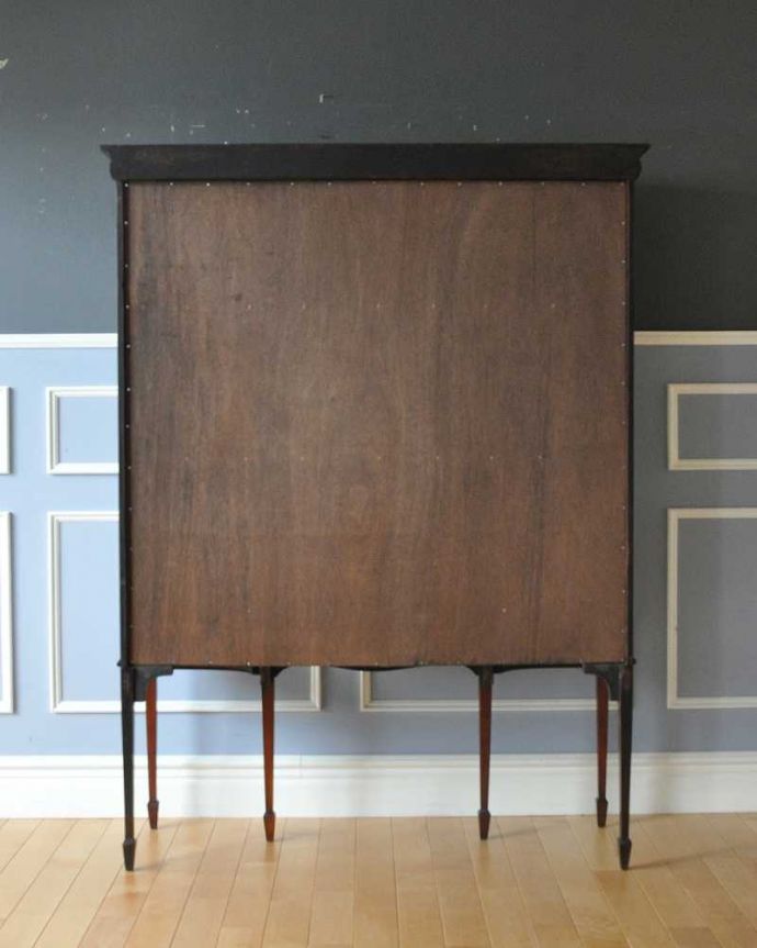 アンティークのキャビネット アンティーク家具 英国アンティークらしい優雅な佇まい、美しい装飾入りのパーラーキャビネット。キレイに修復しました!アンティークは新品ではないので、経年変化によるキズはありますが、専門の職人がキレイにお直しをしているので、後姿までキレイです。(k-2196-f)