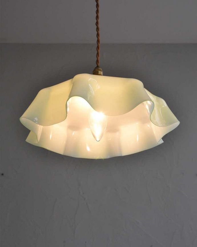 ペンダントライト　照明・ライティング　布シェードが揺れるようなアンティークペンダントライト（コード・シャンデリア球・ギャラリーA付き）。。(k-2196-z)