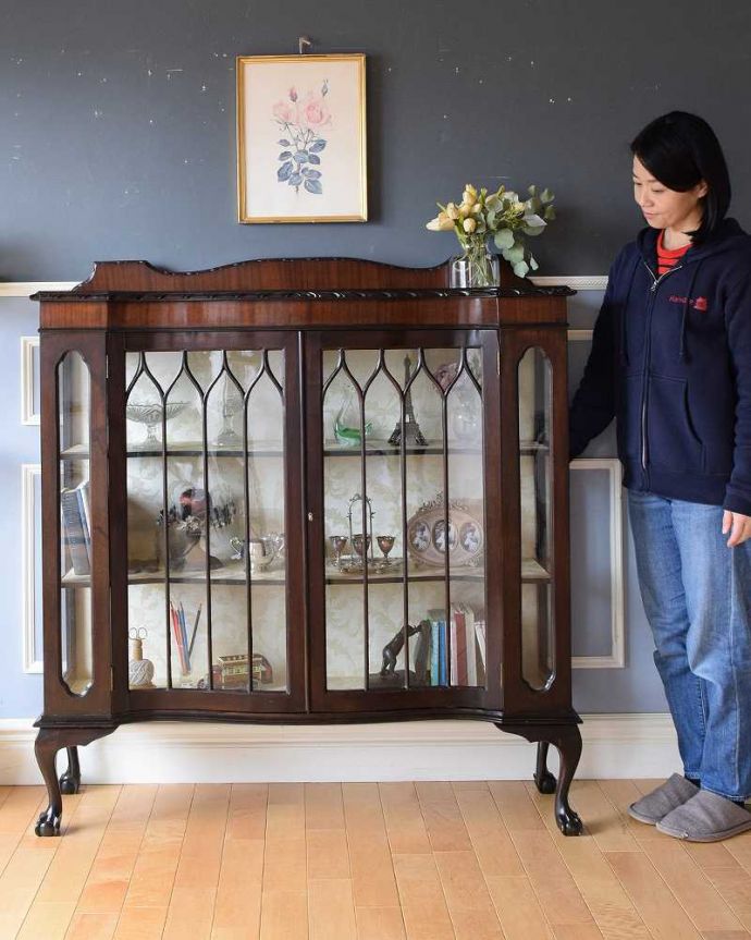 アンティークのキャビネット　アンティーク家具　クロウ＆ボールの脚がエレガント、豪華なゴシックデザインのアンティーク家具ガラスキャビネット。お気に入りの本や雑貨や本を並べてみましょう。(k-2197-f)