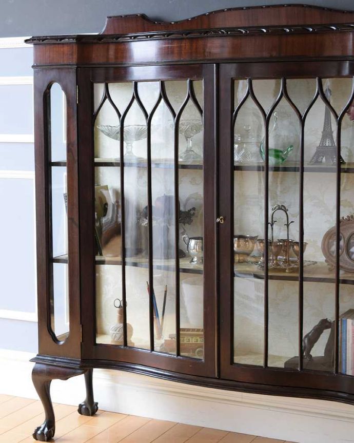 アンティークのキャビネット　アンティーク家具　クロウ＆ボールの脚がエレガント、豪華なゴシックデザインのアンティーク家具ガラスキャビネット。扉に描かれた模様の美しさガラスの扉に描かれた美しい木の模様。(k-2197-f)