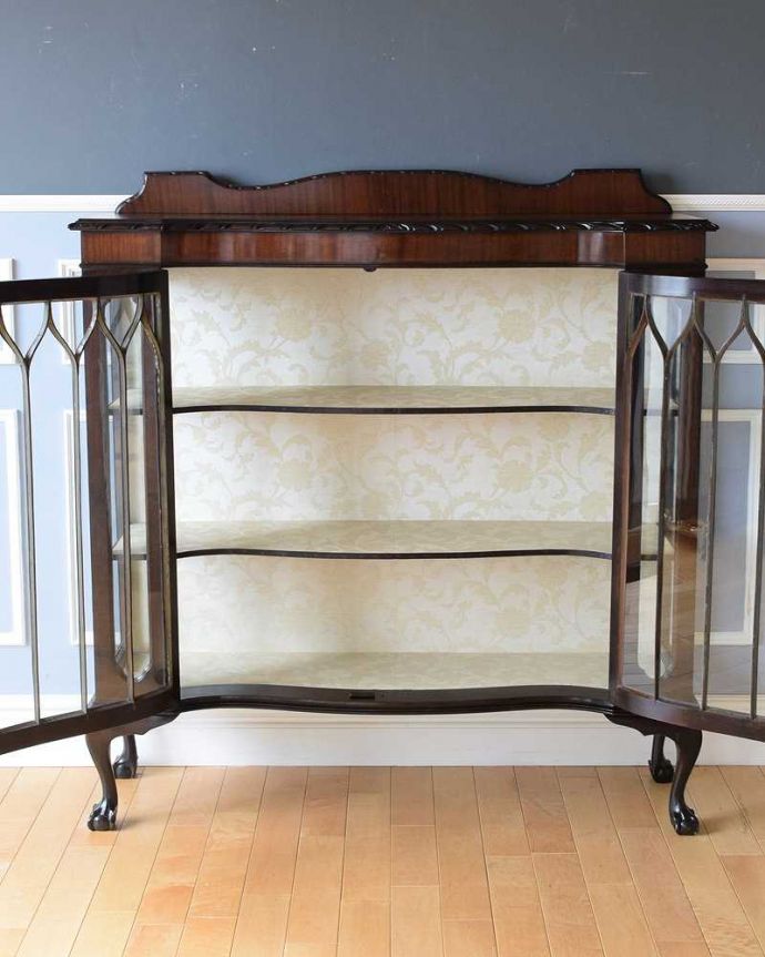 アンティークのキャビネット　アンティーク家具　クロウ＆ボールの脚がエレガント、豪華なゴシックデザインのアンティーク家具ガラスキャビネット。扉の中は、しっかりと収納できる棚板重いものもたっぷり収納できる木製の棚板タイプ。(k-2197-f)