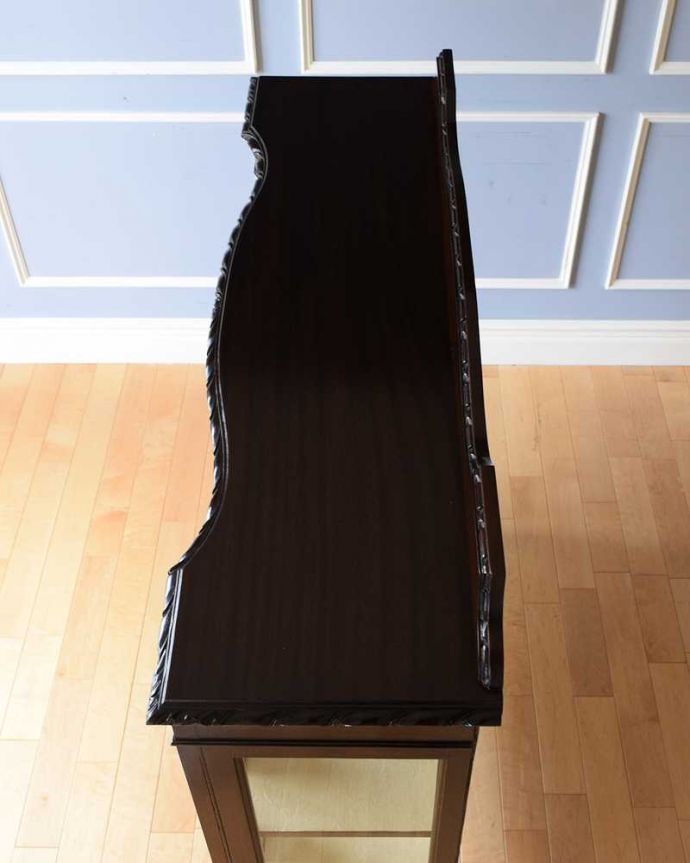 アンティークのキャビネット　アンティーク家具　クロウ＆ボールの脚がエレガント、豪華なゴシックデザインのアンティーク家具ガラスキャビネット。天板もキレイに仕上げました。(k-2197-f)