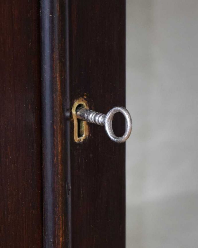 アンティークのキャビネット　アンティーク家具　クロウ＆ボールの脚がエレガント、豪華なゴシックデザインのアンティーク家具ガラスキャビネット。アンティークらしい取っ手アンティークらしくカギが取っ手の代わり。(k-2197-f)