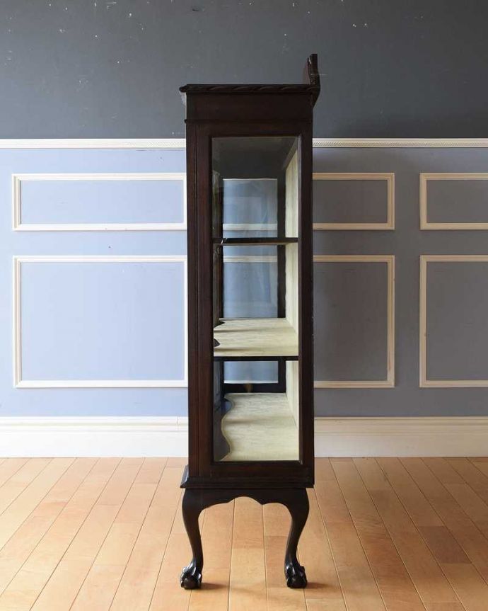 アンティークのキャビネット　アンティーク家具　クロウ＆ボールの脚がエレガント、豪華なゴシックデザインのアンティーク家具ガラスキャビネット。横から見てもステキ横から見るとこんな感じ。(k-2197-f)