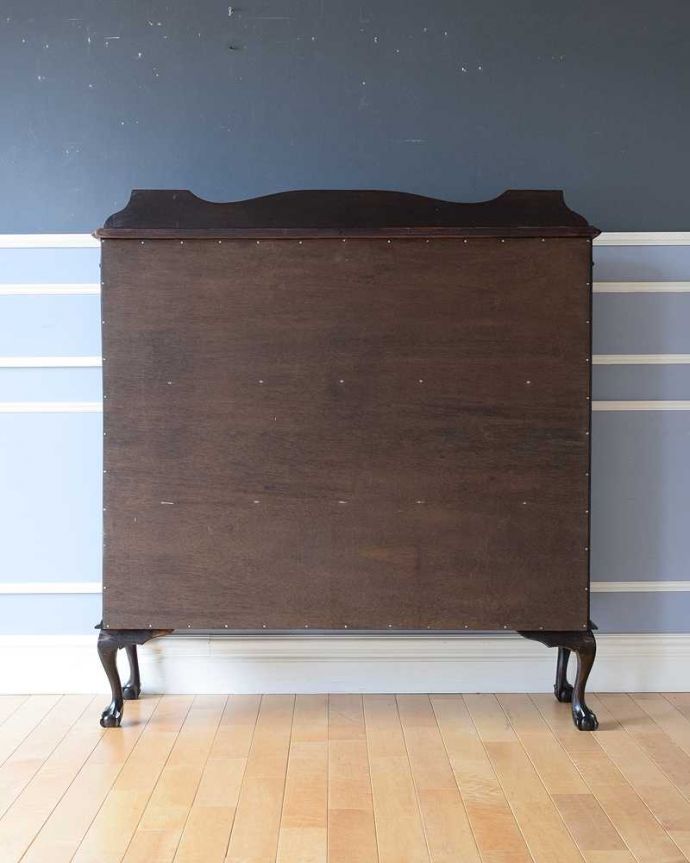 アンティークのキャビネット　アンティーク家具　クロウ＆ボールの脚がエレガント、豪華なゴシックデザインのアンティーク家具ガラスキャビネット。後ろ姿にも気を使ってますアンティークは新品ではないので、もちろん経年変化によるキズはありますが、専門の職人がキレイにお直しをしているので、後ろ姿までキレイです。(k-2197-f)