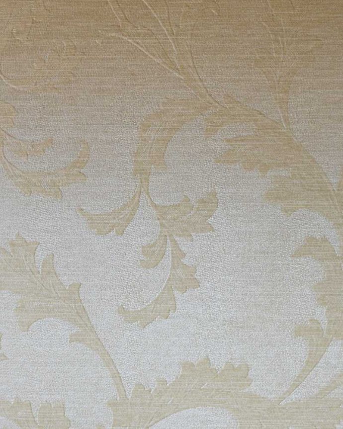 アンティークのキャビネット　アンティーク家具　クロウ＆ボールの脚がエレガント、豪華なゴシックデザインのアンティーク家具ガラスキャビネット。新しい生地で張り替えましたキャビネットの表情に合わせて新しい背板の生地を選びました。(k-2197-f)