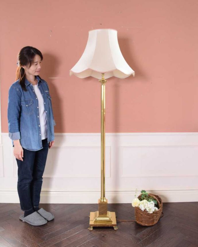 スタンドライト　照明・ライティング　珍しいイギリスで見つけた真鍮製のアンティークフロアランプ（Ｂ22シャンデリア球付）。。(k-2198-f)