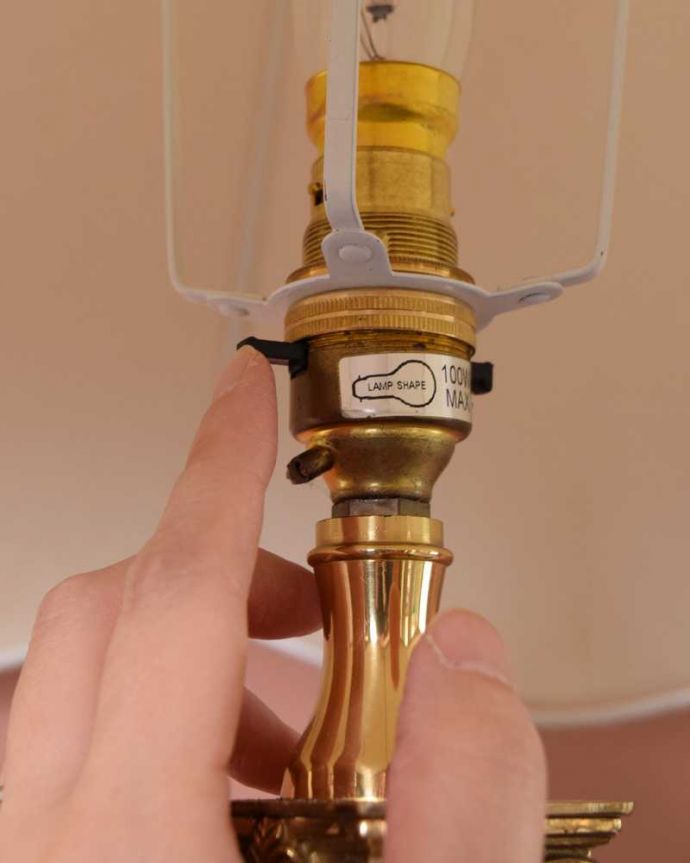 スタンドライト　照明・ライティング　珍しいイギリスで見つけた真鍮製のアンティークフロアランプ（Ｂ22シャンデリア球付）。。(k-2198-f)