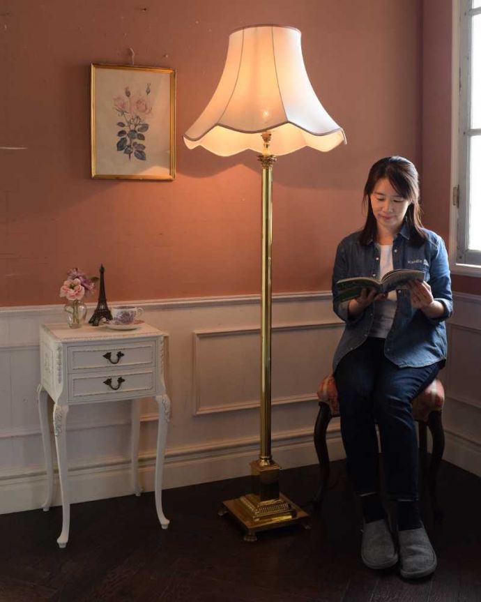 スタンドライト　照明・ライティング　珍しいイギリスで見つけた真鍮製のアンティークフロアランプ（Ｂ22シャンデリア球付）。。(k-2198-f)