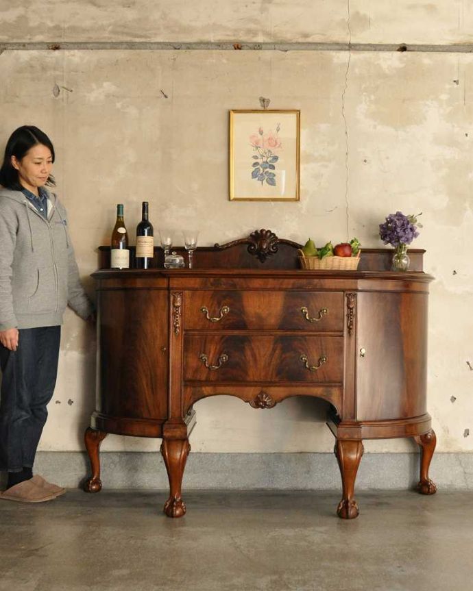 サイドボード アンティーク家具 ハーフムーンのシルエットが美しいサイドボード(英国輸入のアンティーク家具)。気品のある大人の佇まいが優雅なサイドボード木目の美しさが際立つ大人のサイドボード。(k-2199-f)