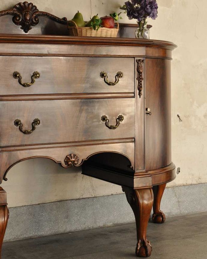 サイドボード アンティーク家具 ハーフムーンのシルエットが美しいサイドボード(英国輸入のアンティーク家具)。アンティークだから手に入れることが出来る素材感今の時代、なかなか手に入れることが出来ない木目の美しさにうっとり。(k-2199-f)