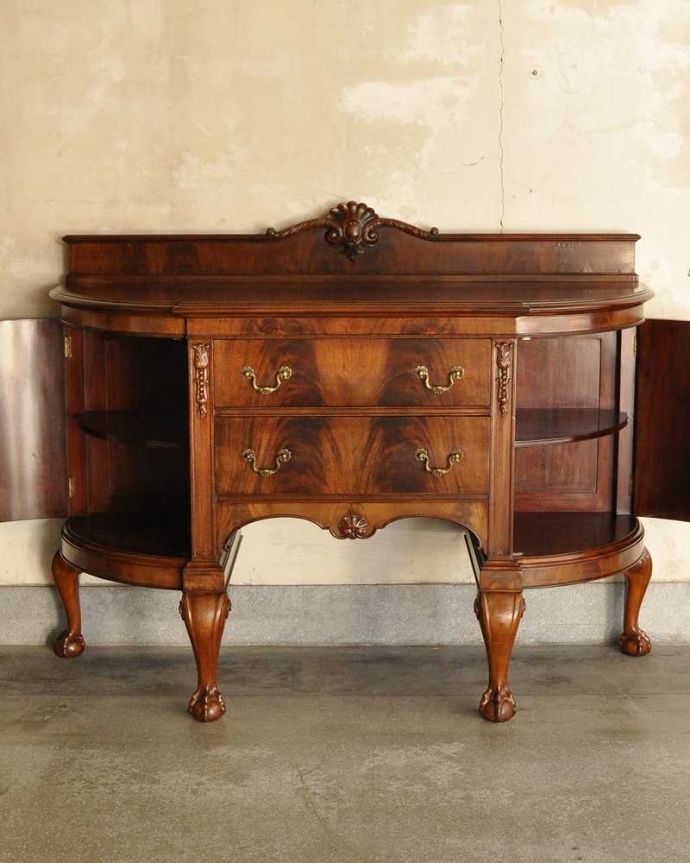 サイドボード アンティーク家具 ハーフムーンのシルエットが美しいサイドボード(英国輸入のアンティーク家具)。扉の奥にはたっぷりの収納。(k-2199-f)