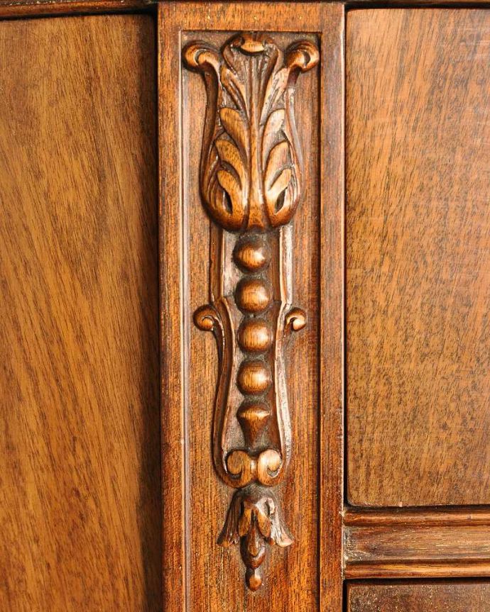 サイドボード アンティーク家具 ハーフムーンのシルエットが美しいサイドボード(英国輸入のアンティーク家具)。惚れ惚れするような美しさとっても堅い無垢材に一体どうやって彫っていったんでしょう?アンティークらしく細かい彫りを眺めているだけでうっとりしてしまいます。(k-2199-f)