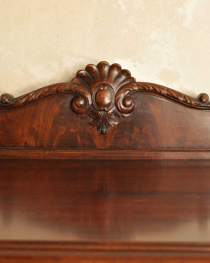 サイドボード アンティーク家具 ハーフムーンのシルエットが美しいサイドボード(英国輸入のアンティーク家具)。至る所に繊細な彫いろんな彫のデザインがありますが、個人的に美しいと思える女性らしく優雅なデザインを選んできました。(k-2199-f)