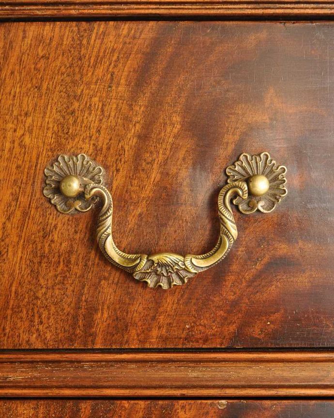 サイドボード アンティーク家具 ハーフムーンのシルエットが美しいサイドボード(英国輸入のアンティーク家具)。取っ手にまでアンティークらしさ時間の流れが感じられる凝ったデザインの味わい深い取っ手。(k-2199-f)