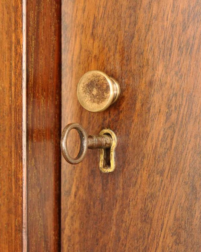 サイドボード アンティーク家具 ハーフムーンのシルエットが美しいサイドボード(英国輸入のアンティーク家具)。小さなパーツにもこだわりが取っ手だけを見ても現代の家具より質感がいいのがわかります。(k-2199-f)