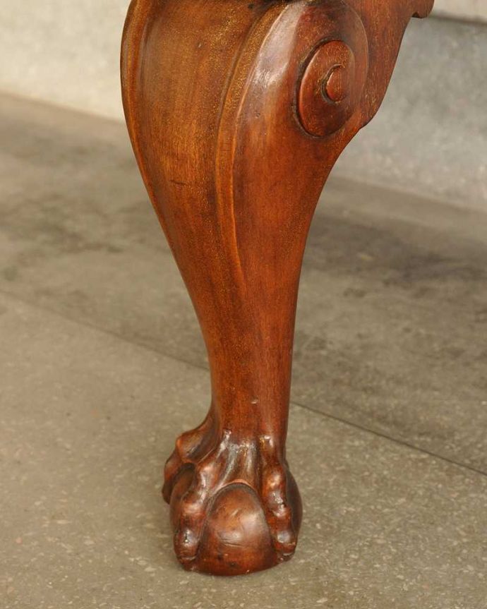 サイドボード アンティーク家具 ハーフムーンのシルエットが美しいサイドボード(英国輸入のアンティーク家具)。女性1人でラクラク運べちゃう仕掛けHandleのアンティークは、脚の裏にフェルトキーパーをお付けしています。(k-2199-f)