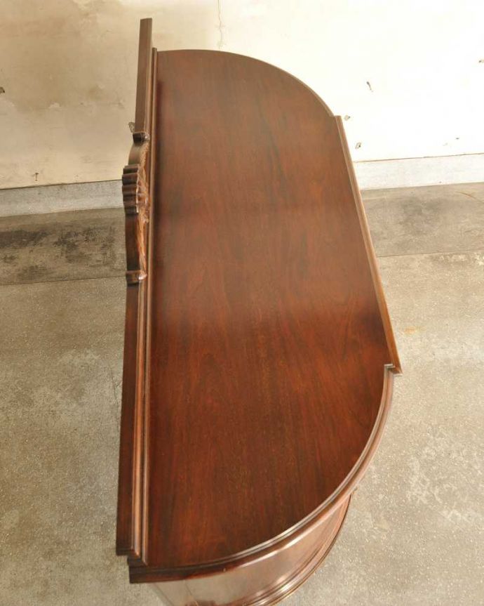 サイドボード アンティーク家具 ハーフムーンのシルエットが美しいサイドボード(英国輸入のアンティーク家具)。上から見てるとこんな感じです。(k-2199-f)