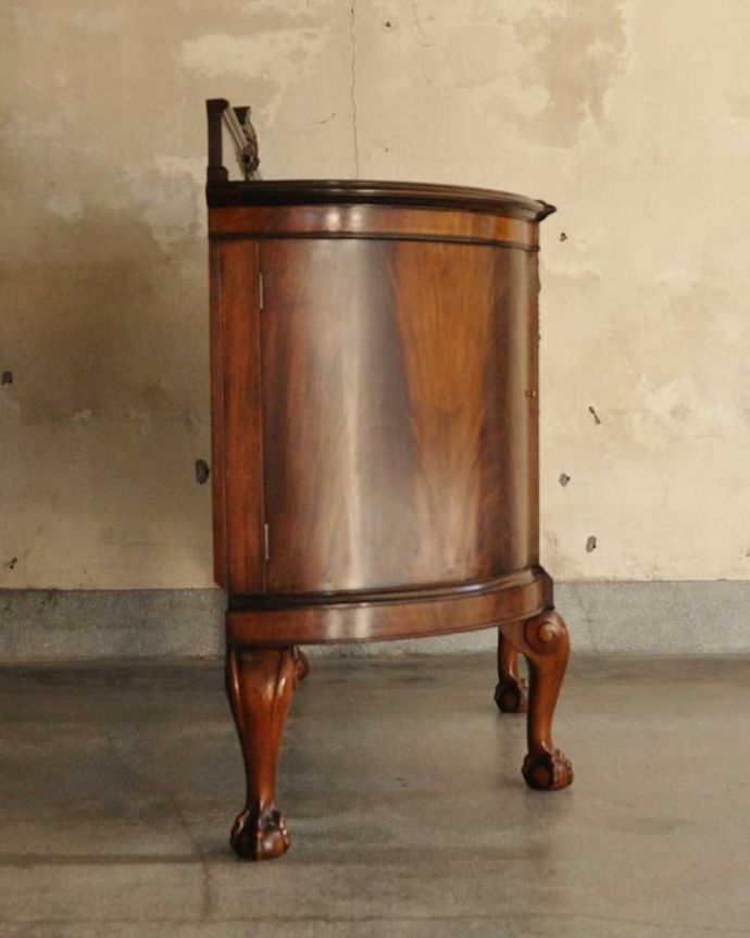 サイドボード アンティーク家具 ハーフムーンのシルエットが美しいサイドボード(英国輸入のアンティーク家具)。もちろん横から見てもステキ横顔にだって妥協しません。(k-2199-f)