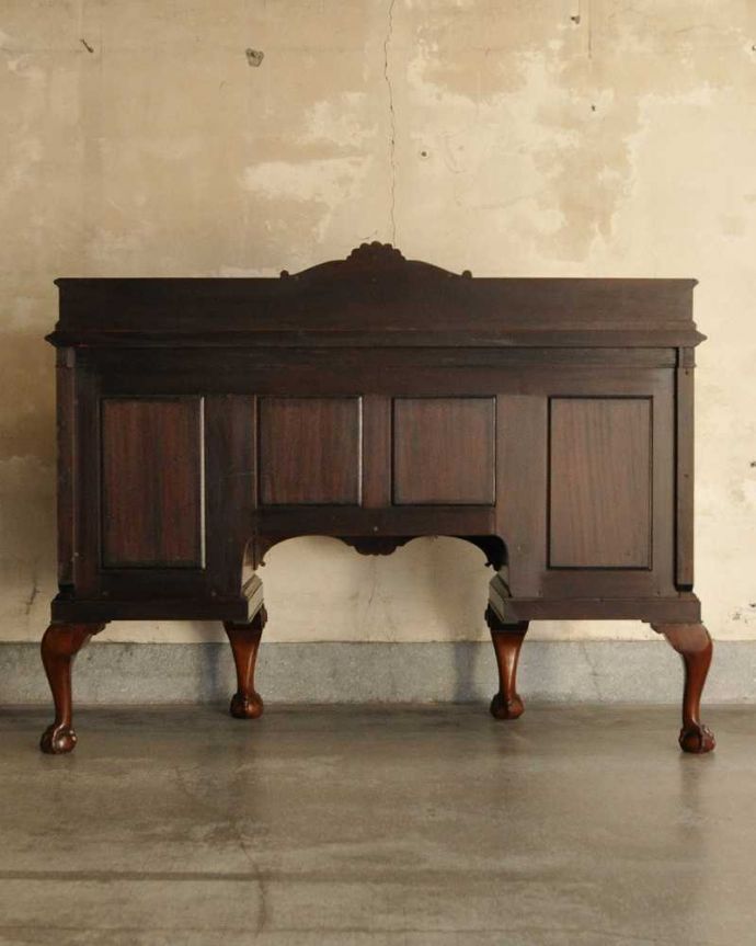 サイドボード アンティーク家具 ハーフムーンのシルエットが美しいサイドボード(英国輸入のアンティーク家具)。さらに後ろ姿もチェックアンティークは新品ではないので経年変化によるキズはありますが、専門の職人が修復したので後ろ姿までキレイです。(k-2199-f)