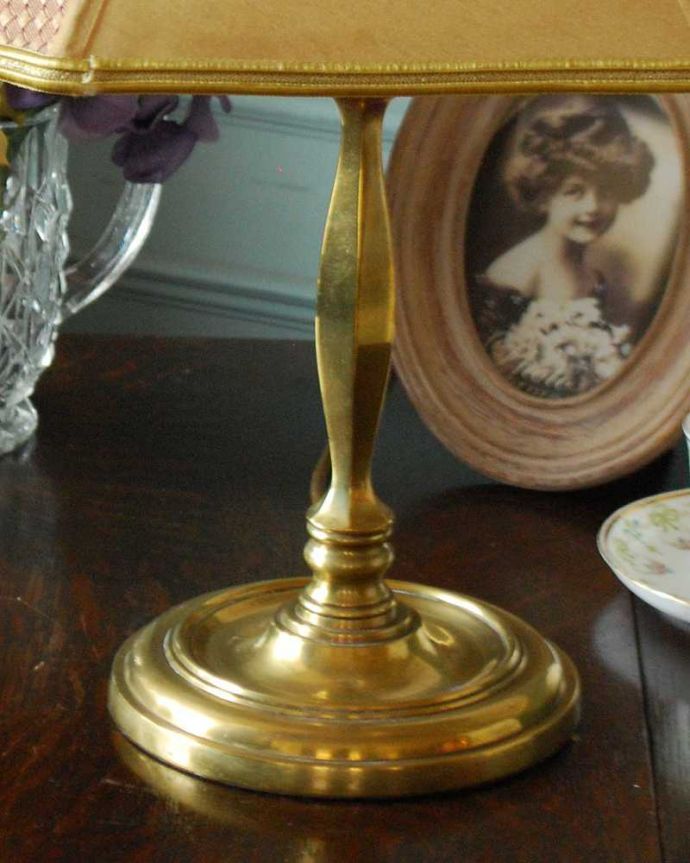 スタンドライト　照明・ライティング　イギリス輸入ゴールドのアンティークテーブルランプ(１灯)（B22シャンデリア球付）。真鍮製の美しいスタンドです。(k-2199-z)