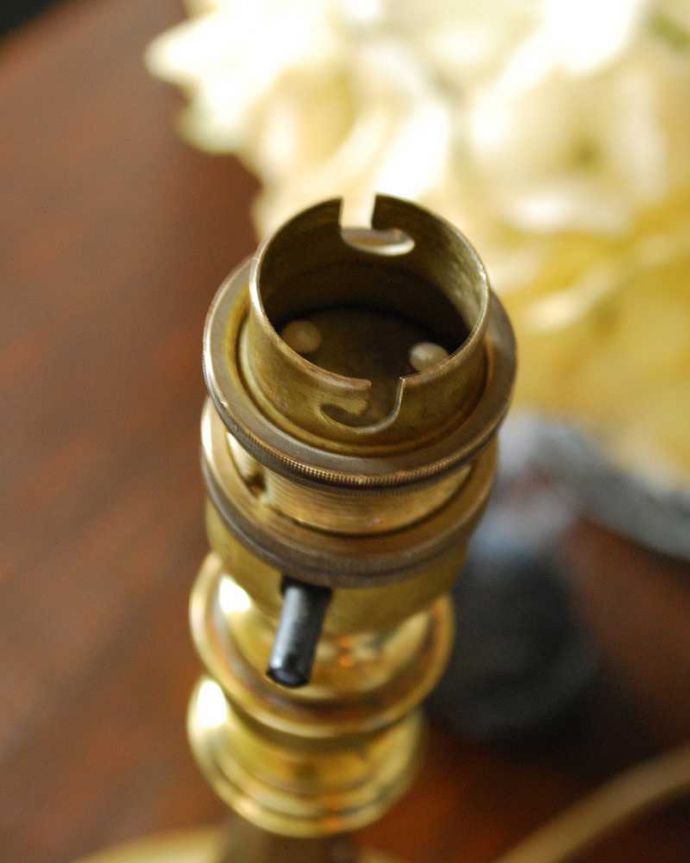 スタンドライト　照明・ライティング　イギリス輸入ゴールドのアンティークテーブルランプ(１灯)（B22シャンデリア球付）。しっかりオーバーホウルをしたので、ご安心下さい。(k-2199-z)