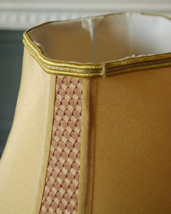 スタンドライト　照明・ライティング　イギリス輸入ゴールドのアンティークテーブルランプ(１灯)（B22シャンデリア球付）。シェードは当時のままのもの。(k-2199-z)