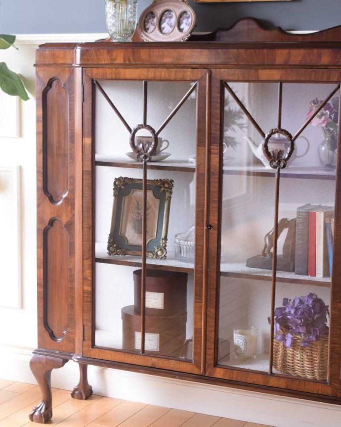 アンティークのキャビネット アンティーク家具 上品な佇まいの英国アンティーク家具、高級感たっぷりのガラスキャビネット。木で描かれたガラス扉の模様の美しさにうっとり・・・まだ機械のない時代に、どうやって作られたんだろう…と不思議になるくらい美しいガラス面に描かれた美しい木の模様が特長。(k-2200-f)