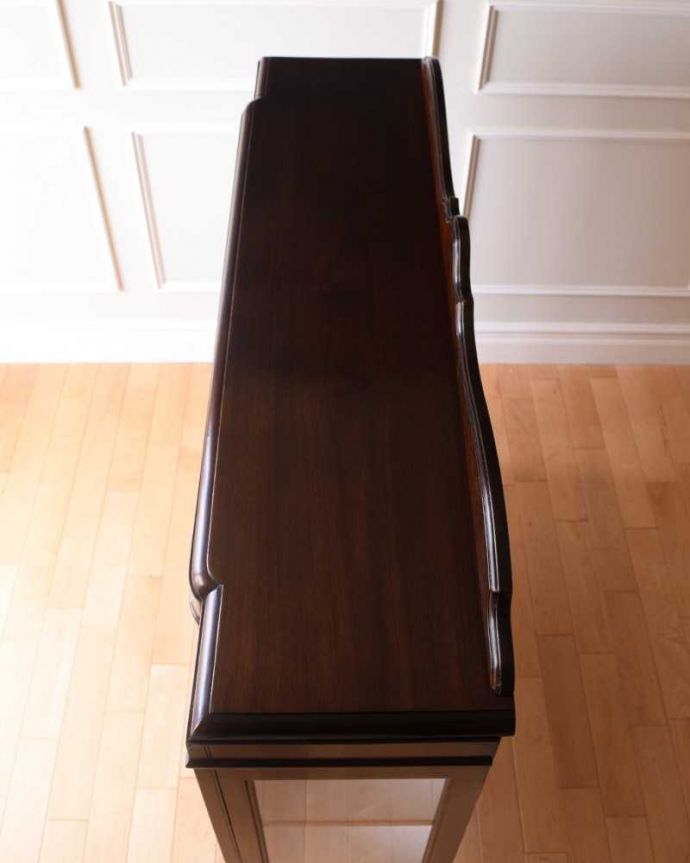 アンティークのキャビネット アンティーク家具 上品な佇まいの英国アンティーク家具、高級感たっぷりのガラスキャビネット。塗装もキレイに仕上げました上から見るとこんな形のキャビネットです。(k-2200-f)