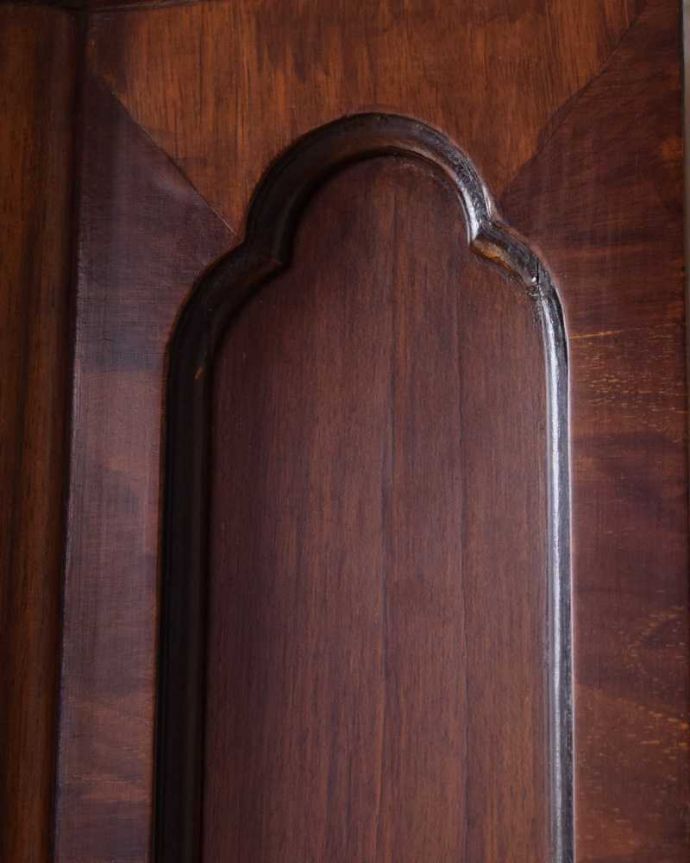 アンティークのキャビネット アンティーク家具 上品な佇まいの英国アンティーク家具、高級感たっぷりのガラスキャビネット。いろんな場所にこだわり彫のデザインもいろいろです。(k-2200-f)