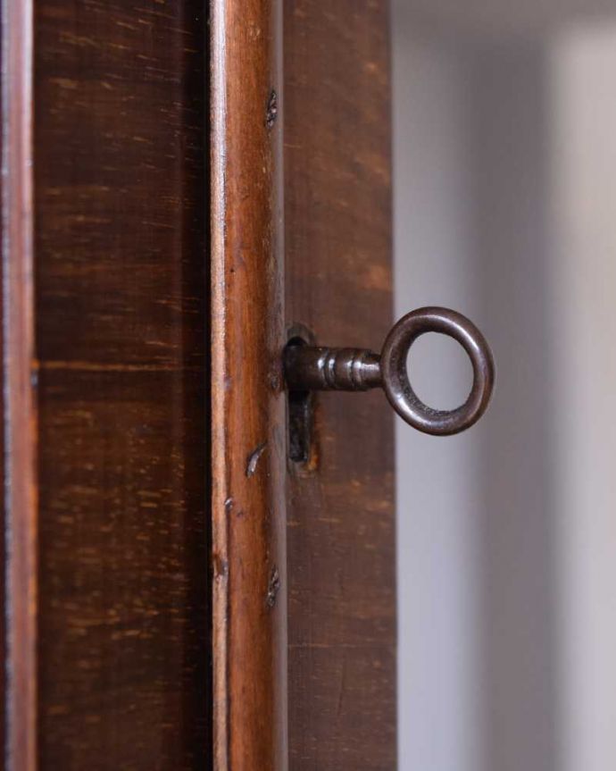 アンティークのキャビネット アンティーク家具 上品な佇まいの英国アンティーク家具、高級感たっぷりのガラスキャビネット。開ける度にワクワク取っ手もアンティークらしいデザイン。(k-2200-f)