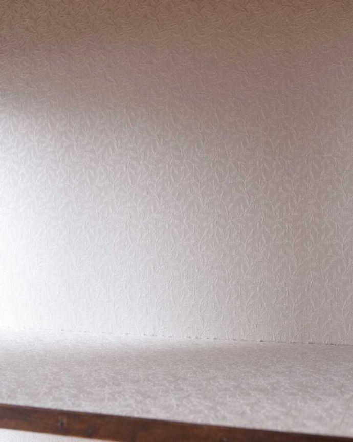 アンティークのキャビネット アンティーク家具 上品な佇まいの英国アンティーク家具、高級感たっぷりのガラスキャビネット。新しい生地で張り替えましたキャビネットの表情に合わせて新しい背板の生地を選びました。(k-2200-f)