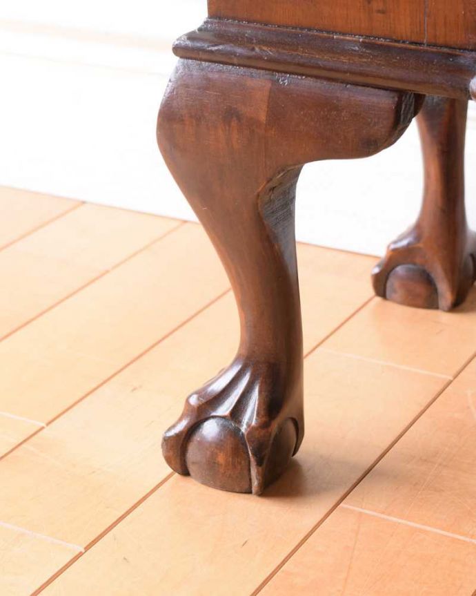 アンティークのキャビネット アンティーク家具 上品な佇まいの英国アンティーク家具、高級感たっぷりのガラスキャビネット。女性1人でラクラク運べちゃうんですHandleのアンティークは、脚の裏にフェルトキーパーをお付けしています。(k-2200-f)