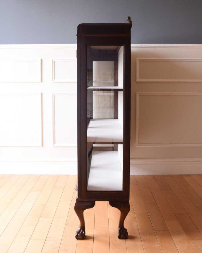 アンティークのキャビネット アンティーク家具 上品な佇まいの英国アンティーク家具、高級感たっぷりのガラスキャビネット。横から見ても素敵なんです三方向がガラスのキャビネット。(k-2200-f)