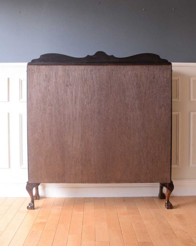 アンティークのキャビネット アンティーク家具 上品な佇まいの英国アンティーク家具、高級感たっぷりのガラスキャビネット。後ろ姿も美しいですアンティークは新品ではないので、経年変化によるキズはありますが、専門の職人がしっかり修復したので後姿もキレイです。(k-2200-f)