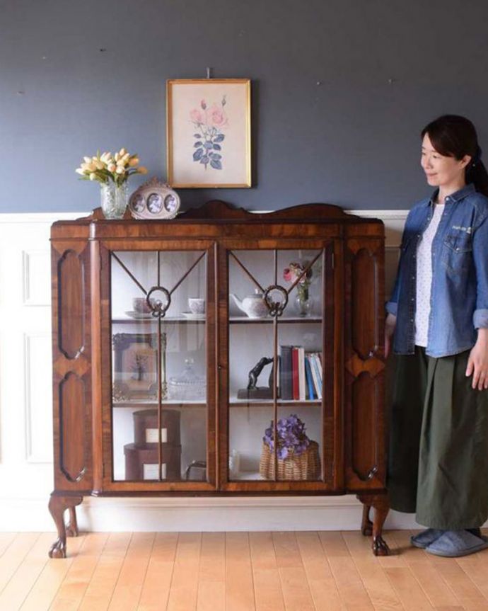 アンティークのキャビネット アンティーク家具 上品な佇まいの英国アンティーク家具、高級感たっぷりのガラスキャビネット。おススメ度No,1のアンティーク家具いろんな場所で使えてお部屋に魅せ場を作ってくれるガラスのキャビネットはアンティーク家具の中でもイチオシの家具です。(k-2200-f)