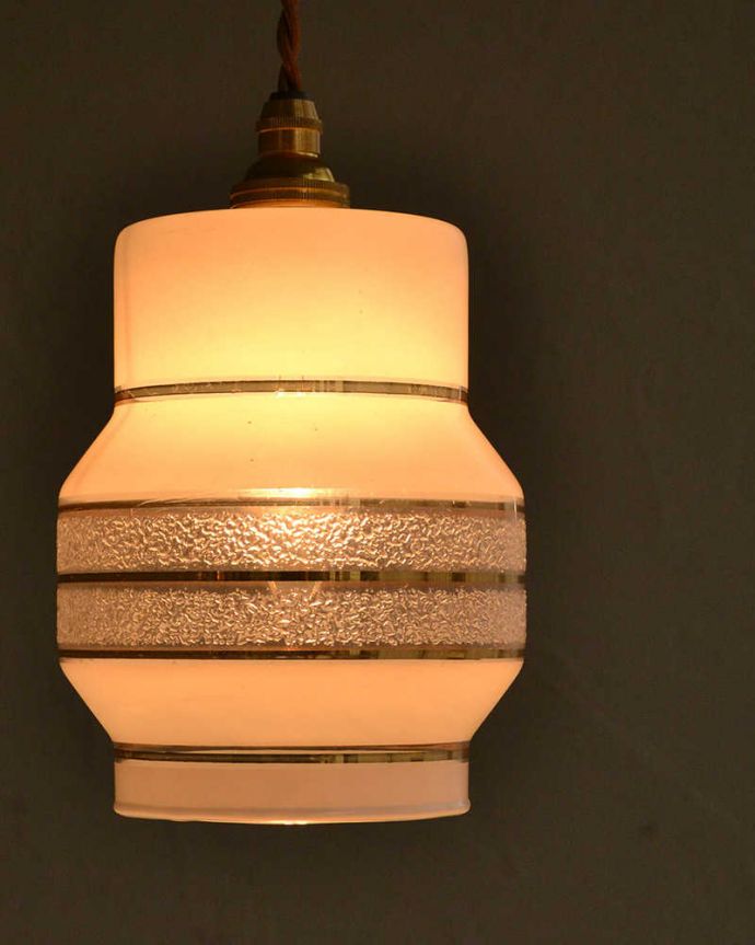 ペンダントライト　照明・ライティング　ゴールドラインが素敵、お洒落なガラスのアンティークシェードペンダントライト（コード・シャンデリア電球・ギャラリーなし）。。(k-2200-z)