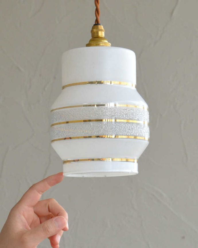 ペンダントライト　照明・ライティング　ゴールドラインが素敵、お洒落なガラスのアンティークシェードペンダントライト（コード・シャンデリア電球・ギャラリーなし）。。(k-2200-z)