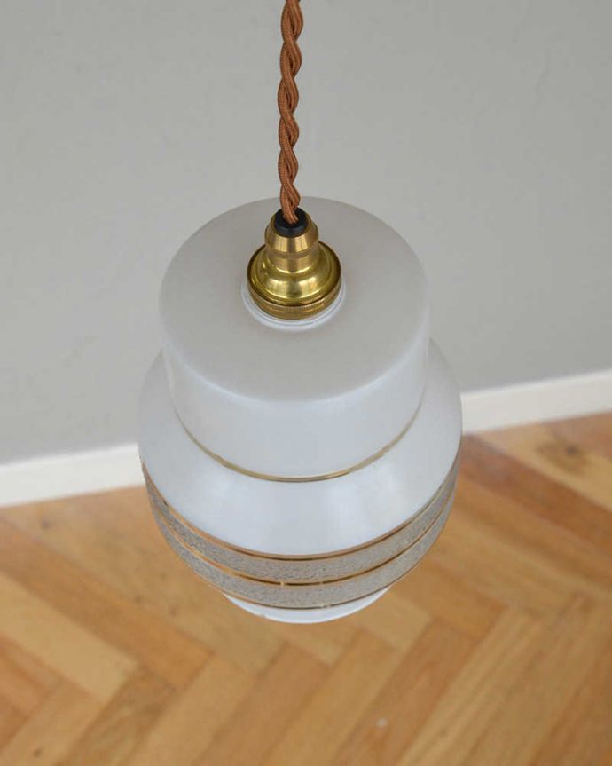 ペンダントライト　照明・ライティング　ゴールドラインが素敵、お洒落なガラスのアンティークシェードペンダントライト（コード・シャンデリア電球・ギャラリーなし）。。(k-2200-z)