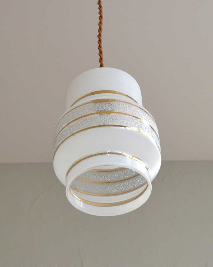 ペンダントライト　照明・ライティング　ゴールドラインが素敵、お洒落なガラスのアンティークシェードペンダントライト（コード・シャンデリア電球・ギャラリーなし）。。(k-2200-z)